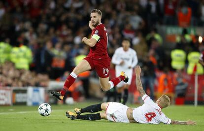 Jordan Henderson (arriba) sobrepasa al jugador del Sevilla Simon Kjaer.