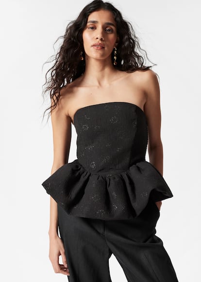 Este 'bustier' de tejido brocado y silueta 'peplum' de &Other Stories puede ser el perfecto punto de partida para un look de invitada de boda. Disponible en negro y en rosa claro, cuenta con opción de pantalón sastre a juego. (99 euros). 