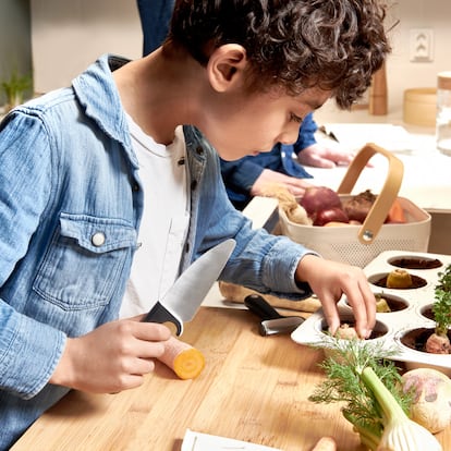 Hacer partícipes a los más pequeños en la elaboración del menú contribuye a que pierdan los prejuicios frente a la comida.