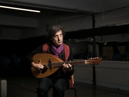 El músico Pedro Burruezo, en el Casal de Barri de la Prosperitat, en Barcelona.