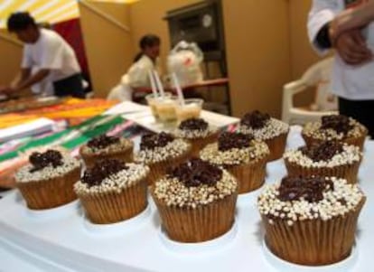 Chefs bolivianos muestran pastelillos de quinua durante la feria gastronómica Tambo, en La Paz (Bolivia). EFE/Archivo