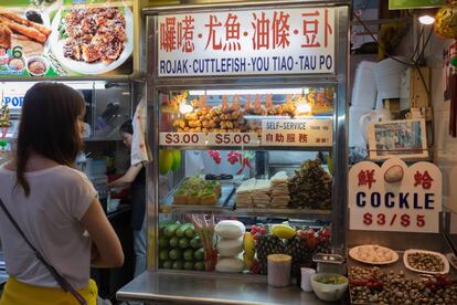 Puesto de comida en el Maxwell Hawker Food Center de Singapur.