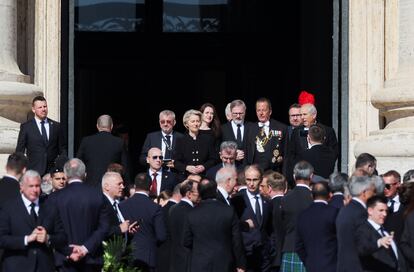 Ursula von der Leyen, presidenta de la Comisión Europea, ha sido una de las autoridades europeas presentes en la plaza San Pedro. “Con su humildad y su sincero amor por los menos afortunados, inspiró a millones, mucho más allá de las fronteras de la Iglesia católica”, escribió en la plataforma X tras su muerte. “Mis pensamientos están con todos los que sienten esta profunda pérdida. Que el pensamiento de que el legado del Papa Francisco nos seguirá mostrando el camino hacia un mundo más justo, pacífico y compasivo les brinde consuelo”, añadió.