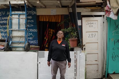 Edwiges Pinheiro, originaria de Minas Gerais, frente a su casa en el centro de la favela do Moinho.
