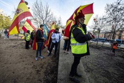 Simpatitzantes de Vox en la antigua plaza de la Constitución de Girona.