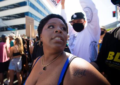 Patrisse Cullors en una protesta contra la policía por la muerte de George Floyd el 7 de junio de 2020 en Hollywood, California.