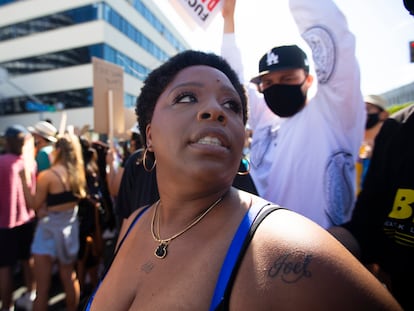 Patrisse Cullors en una protesta contra la policía por la muerte de George Floyd el 7 de junio de 2020 en Hollywood, California.