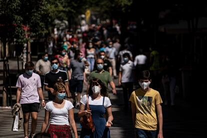 Decenas de personas caminando por la calle Montera, en Madrid.