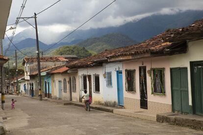 Una calle de San Carlos, un municipio rodeado de montañas y rico en recursos hidrícos.
