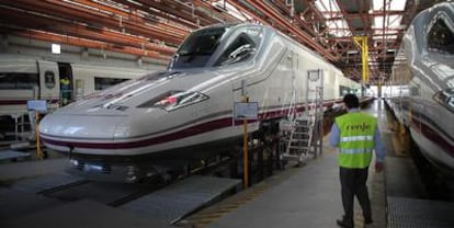 Una unidad del nuevo tren de Renfe que cubrirá el servicio del AVE entre Valencia y Madrid.