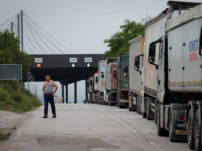 Camiones de mercancía hacen cola en Merdare, en la frontera entre Kosovo y Serbia, este jueves 15 de junio de 2023.