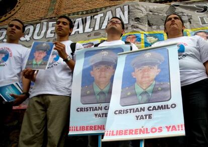 Familiares del polic&iacute;a Cristian Camilo Yate, secuestrado por las  FARC el 25 de enero, se manifiestan este martes en Cali.  