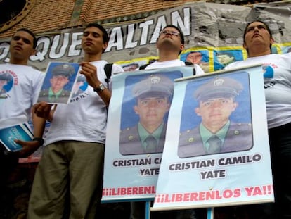 Familiares del polic&iacute;a Cristian Camilo Yate, secuestrado por las  FARC el 25 de enero, se manifiestan este martes en Cali.  