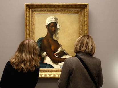 Mulheres contemplam a obra 'Retrato de Madeleine' (1800), de Marie-Guillemine Benoist, no Museu d’Orsay