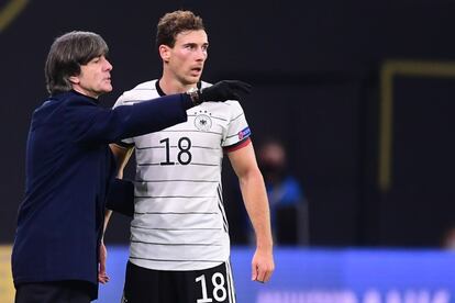 Low da instrucciones a Goretzka durante el último encuentro de Alemania contra Ucrania.