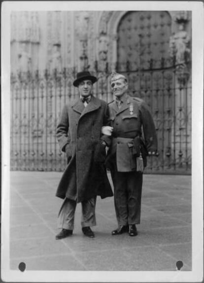 El general Millán-Astray (derecha) con el periodista Guglielmo Danzi delante de la catedral nueva de Salamanca.