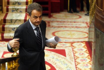El presidente del Gobierno, José Luis Rodríguez Zapatero, sale del hemiciclo tras el termino de la sesión de control al Gobierno.