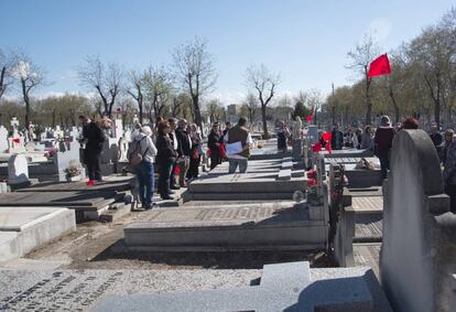 Un momento del homenaje a los fusilados en el cementerio de La Almudena.