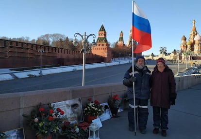 Irina Kulikóvskaya y Grigory Samsónov, dos de los voluntarios que cuidan el memorial oficioso a Nemtsov.