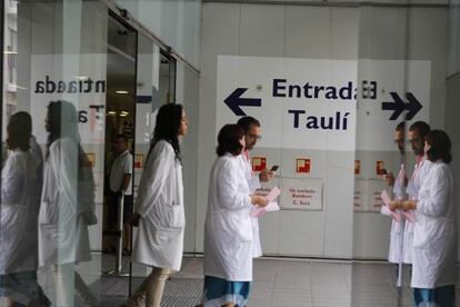 Médicos en el Parc Taulí de Sabadell.