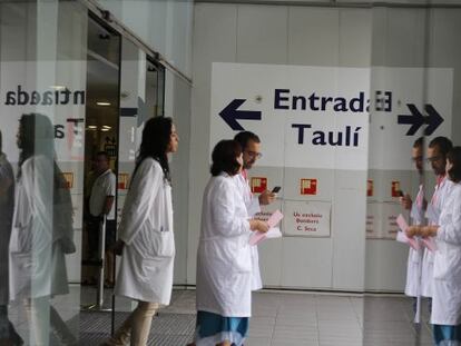 Médicos en el Parc Taulí de Sabadell.