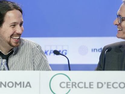 El secretario general de Podemos, Pablo Iglesias, junto al presidente del C&iacute;rculo de Econom&iacute;a, Ant&oacute;n Costas, durante su intervenci&oacute;n en las jornadas de econom&iacute;a de Sitges.