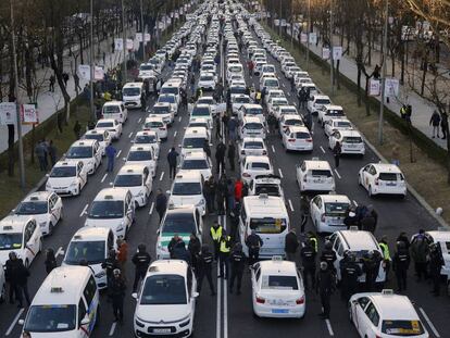 Concentraci&oacute;n de taxis en el Paseo de la Castellana el pasado lunes en Madrid. 