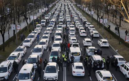 Concentraci&oacute;n de taxis en el Paseo de la Castellana el pasado lunes en Madrid. 