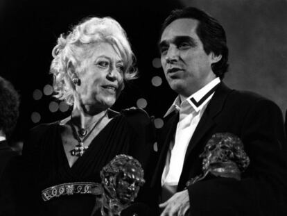 Pilar Bardem y Agustín Díaz Yanes, portando sendos goyas por la película 'Nadie hablará de nosotras cuando hayamos muerto', en 1996.