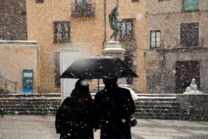 Una pareja de turistas observa la estatua del comunero Juan Bravo, en Segovia.