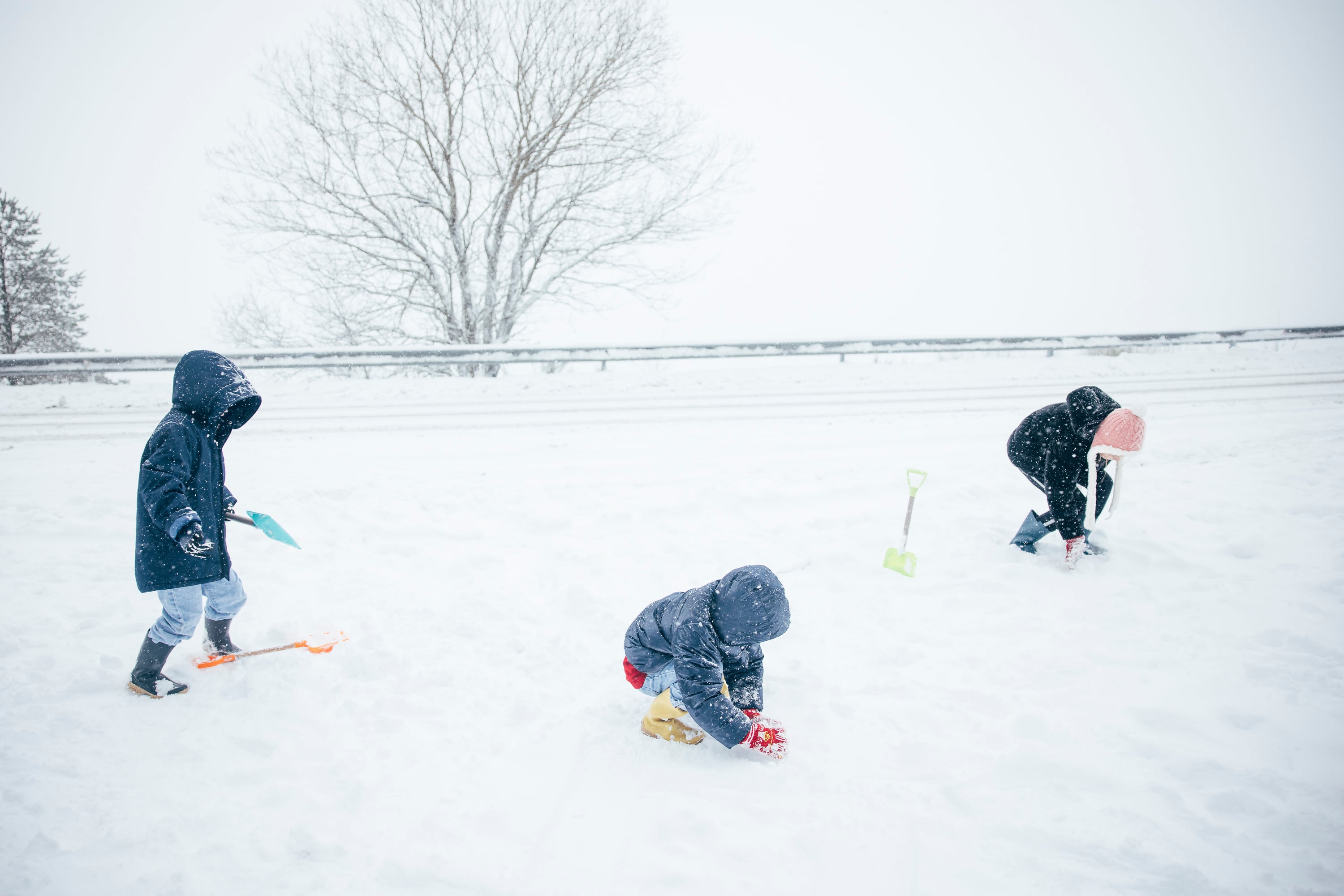 Tres niños juegan en la nieve en Pedrafita do Cebreiro (Lugo). 