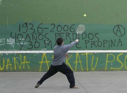 Pintadas a favor de ETA en un frontón de Hernani.