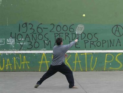 Pintadas a favor de ETA en un frontón de Hernani.