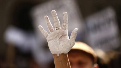 Una m&agrave; pintada de blanc en la manifestaci&oacute; pel di&agrave;leg, a Barcelona.