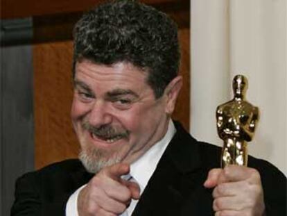 Gustavo Santaolalla con el Oscar por la banda de <i>Brokeback Mountain.</i>