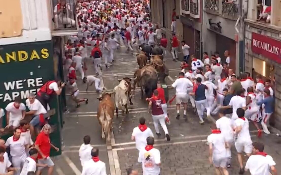 Cuarto encierro de San Fermín 2026, en directo | Los toros de Álvaro Núñez protagonizan un multitudinario encierro con mucha tensión