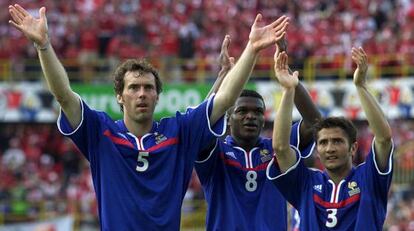 Lizarazu, a la derecha, junto a Desailly y el actual seleccionador, Laurent Blanc en 2000.