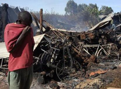 Un hombre llora frente a la iglesia donde 30 personas murieron quemadas en Eldoret.