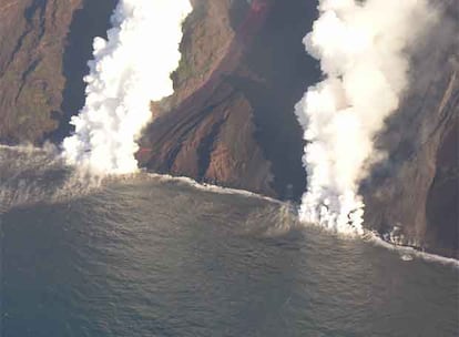 Situado en el archipiélago de las islas Eólias, es uno de los pocos volcanes que se mantiene en actividad. Tiene una altura de 927 metros, pero bajo el nivel del mar se calcula que tenga en torno a los 3.000 metros.