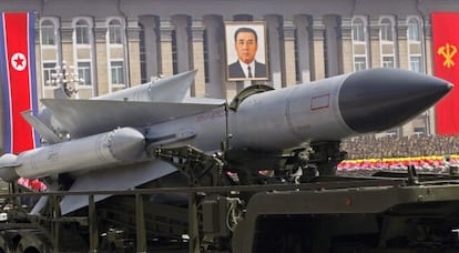 Fotografía facilitada por la agencia norcoreana NCNA de un misil tierra-aire durante el desfile militar celebrado en Piongyang el 15 de abril de 2014.