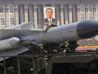 Fotografía facilitada por la agencia norcoreana NCNA de un misil tierra-aire durante el desfile militar celebrado en Piongyang el 15 de abril de 2014.