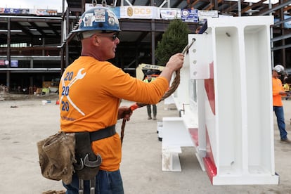 Un trabajador en las obras de la Terminal 6 del Aeropuerto Internacional John F. Kennedy, en Queens, Nueva York.