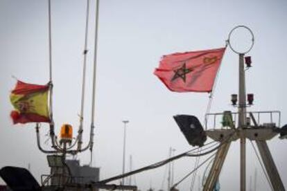 Las banderas de España y de Marruecos en algunos barcos de la flota pesquera de la localidad gaditana de Barbate. EFE/Archivo