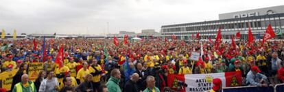 Miles de trabajadores de Opel se manifiestan ante la factoría de la marca en Amberes contra el plan industrial de Magna.