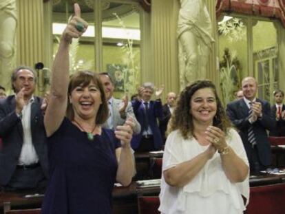 La socialista Francina Armengol, a la izquierda, tras ser elegida.