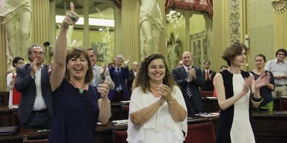 La socialista Francina Armengol, a la izquierda, tras ser elegida.