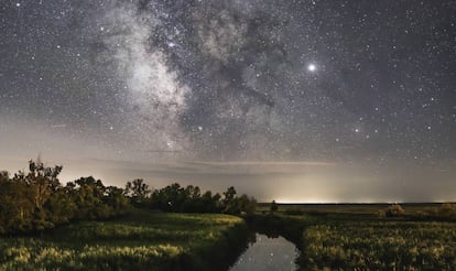 Noche estrellada en una zona rural de Hortobágy, en Hungría.