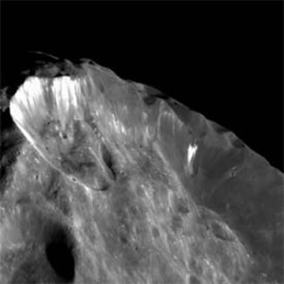 Cráter en Febe con zonas brillantes que pueden ser de hielo.