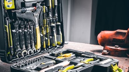 Artículo de EL PAÍS Escaparate que describe el maletín de herramientas top ventas en Amazon con destornillador eléctrico