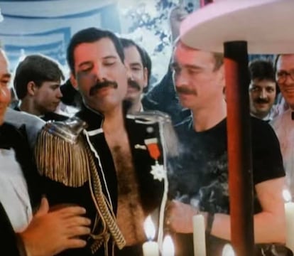 Freddie Mercury y Paul Prenter en una fiesta, en los ochenta, en una imagen captada en vídeo.